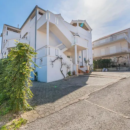 Apartments Family Villaarta * Murter